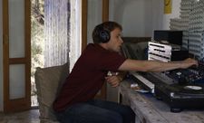 Jo (Max Riemelt) mixing his music